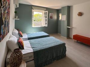 Maisons de vacances Charmant Mas a Paradou avec Piscine, Terrasse et Jardin, Pres des Alpilles - FR-1-599-35 : Maison de Vacances (8 Adultes)