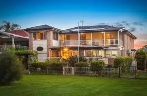 Pool and Spa on the Lakefront with Suite Studio - Berkeley Vale