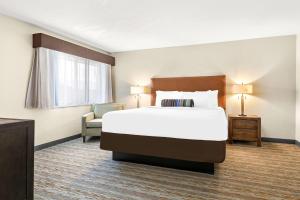 One-Bedroom King Suite with Sofa Bed room in Clarion Inn At Platte River
