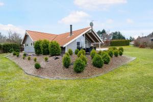 Spacious And Well-Kept Holiday Home With Spa And Sauna Near Øer Beach