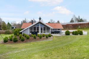 Spacious And Well-Kept Holiday Home With Spa And Sauna Near Øer Beach