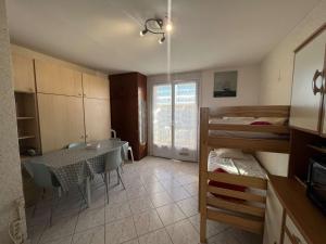 Appartements Studio abordable pour 4 personnes avec balcon pres de la plage - FR-1-701-85 : photos des chambres