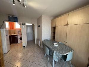 Appartements Studio abordable pour 4 personnes avec balcon pres de la plage - FR-1-701-85 : photos des chambres