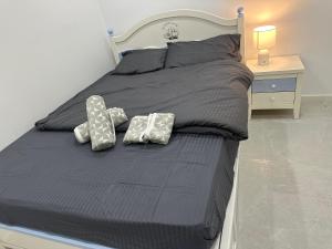 Lovely and cosy brandnew room if no one book in other 2 rooms you willl stay by yourself in the whole house