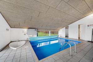 Beautiful Home In Ebeltoft With Sauna, Swimming Pool And Wifi