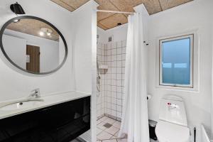 Beautiful Home In Ebeltoft With Sauna, Swimming Pool And Wifi