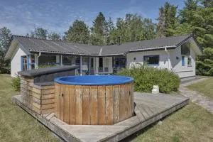 Beautiful Home In Knebel With 4 Bedrooms, Sauna And Wifi - Åstrup