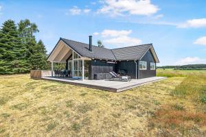 Stylish 8-Person Holiday Home Just 5 Minutes Walk From The Sandy Beach