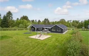 9 Bedroom Stunning Home In Glesborg - Nimtofte