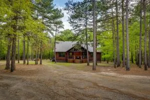 Cross Timbers Cabin on The Grove's 25-Acres - Waldron