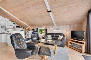 Amazing Home In Rønde With 2 Bedrooms, Swimming Pool And Wifi