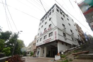 Hotel shree Dhwaja Inn - 100 meter from shreenathji Temple