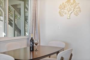 Mountain View 2BR 1 Bath Retreat with Private Lanai