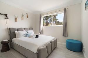 Mountain View 2BR 1 Bath Retreat with Private Lanai