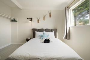 Mountain View 2BR 1 Bath Retreat with Private Lanai