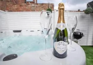 Amberley House - with Hot Tub + Free Parking - Nether Poppleton