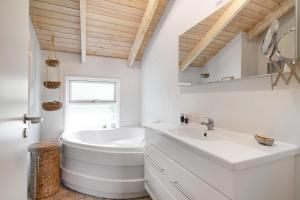 Cozy House By Vrinners Strand