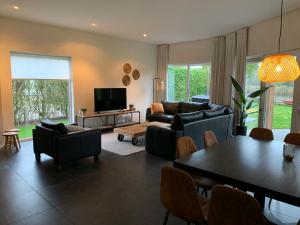 Villa Riverside met hottub, eigen aanlegsteiger, zwemtrap, trampoline en kanos