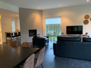 Villa Riverside met hottub, eigen aanlegsteiger, zwemtrap, trampoline en kanos