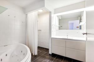 Beautiful Ground-Floor Holiday Apartment With A Sea View,
