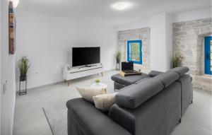 2 Bedroom Cozy Home In Visnjan