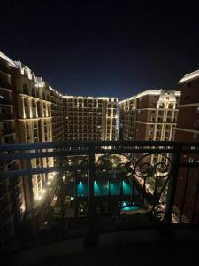 Cozy 1-BR Retreat Near MOA Pool view