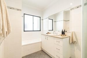 Arcoola 2 - Views Over Main Beach