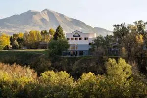 Days Inn by Wyndham Carbondale - 格伦伍德温泉