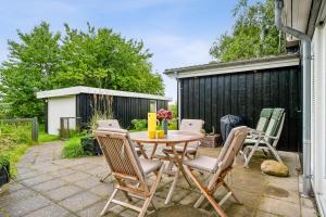 Njoy Your Holiday In A Charming And Well-Maintained Holiday Home Near The Child-Friendly Begtrup Vig Beach Surrounded By Nature And Tranquillity