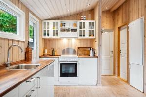 Njoy Your Holiday In A Charming And Well-Maintained Holiday Home Near The Child-Friendly Begtrup Vig Beach Surrounded By Nature And Tranquillity