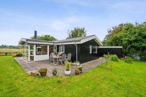 Njoy Your Holiday In A Charming And Well-Maintained Holiday Home Near The Child-Friendly Begtrup Vig Beach Surrounded By Nature And Tranquillity