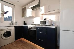 Wilton Retreat- Hot tub, Pool table, Parking