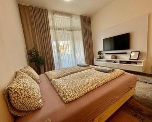 NEW, BEAUTIFUL APT WITH PARKING IN BEST LOCATION!