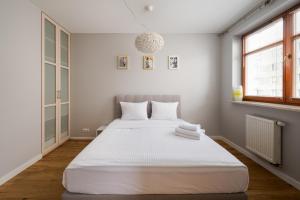 Metro Wilanowska Deluxe Apartment by BookingHost