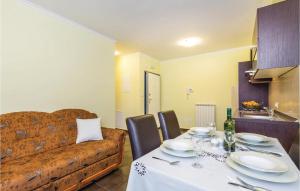 Nice Apartment In Calvle With Wifi