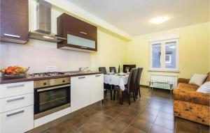 Nice Apartment In Calvle With Wifi