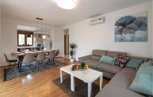 Nice Home In Krvavici