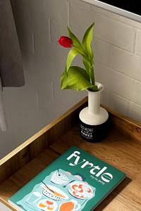 Klimatyczne Studio z Biurkiem w Poznaniu by Noclegi Renters