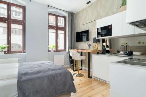 Klimatyczne Studio z Biurkiem w Poznaniu by Noclegi Renters