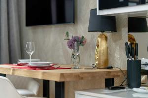 Klimatyczne Studio z Biurkiem w Poznaniu by Noclegi Renters