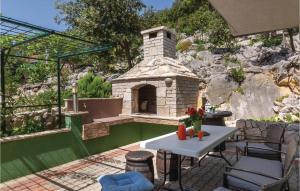 Two-Bedroom Holiday Home In Stasevica