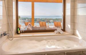 Lovely Home In Karbuni With Jacuzzi 