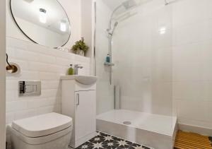 Central 1BD with Free Underground Parking!