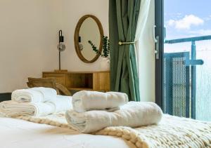 Central 1BD with Free Underground Parking!