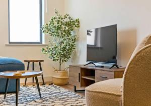 Central 1BD with Free Underground Parking!