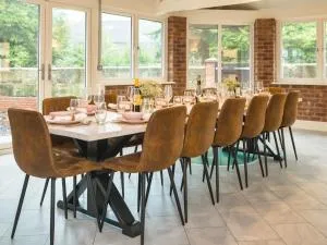 Saracens · Luxurious retreat - pool sauna bar 7 ensuites Pass the Keys - Hadnall