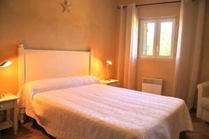Appartements Gite 6-8 pers dans Mas provencal avec piscine et jardin : photos des chambres