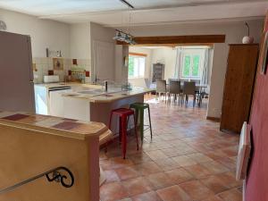 Appartements Gite 6-8 pers dans Mas provencal avec piscine et jardin : photos des chambres