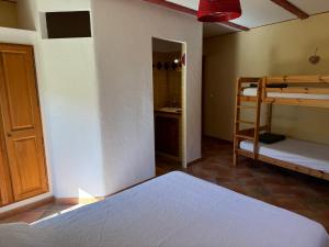 Appartements Gite 6-8 pers dans Mas provencal avec piscine et jardin : photos des chambres