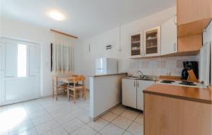 2 Bedroom Gorgeous Apartment In Bosana
